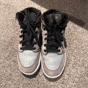Boys Air Jordan 1 Mid Wings size 4Y